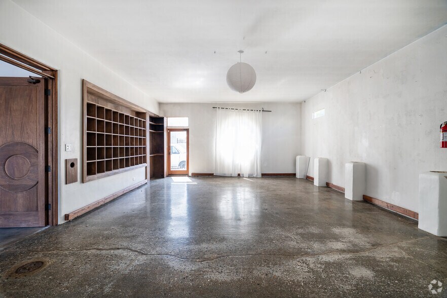 More Photos Of 2121 Lincoln Blvd, Venice Freestanding For Lease