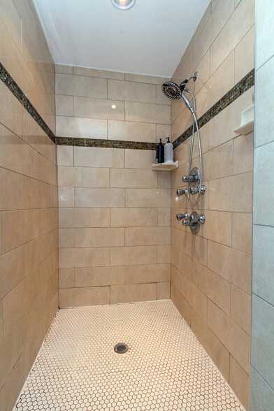 More Photos Of 72 Elm St, Camden Hospitality For Sale