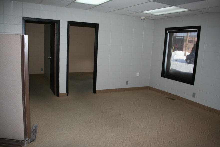 More Photos Of 9700-9710 S Humboldt Ave, Bloomington Warehouse For Lease