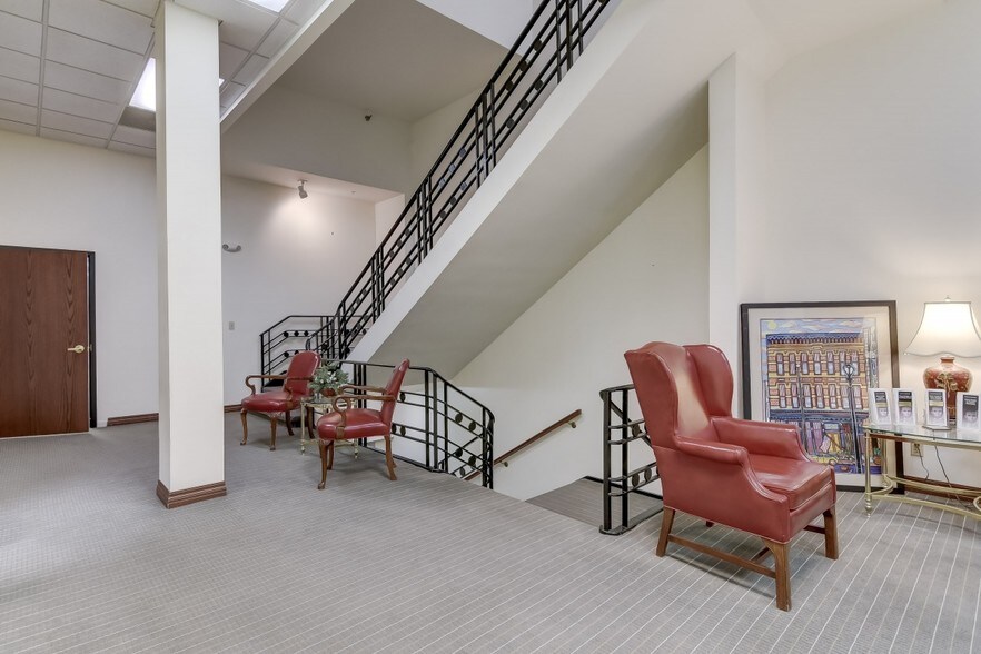 More Photos Of 200 S 6th St, Springfield Office For Lease