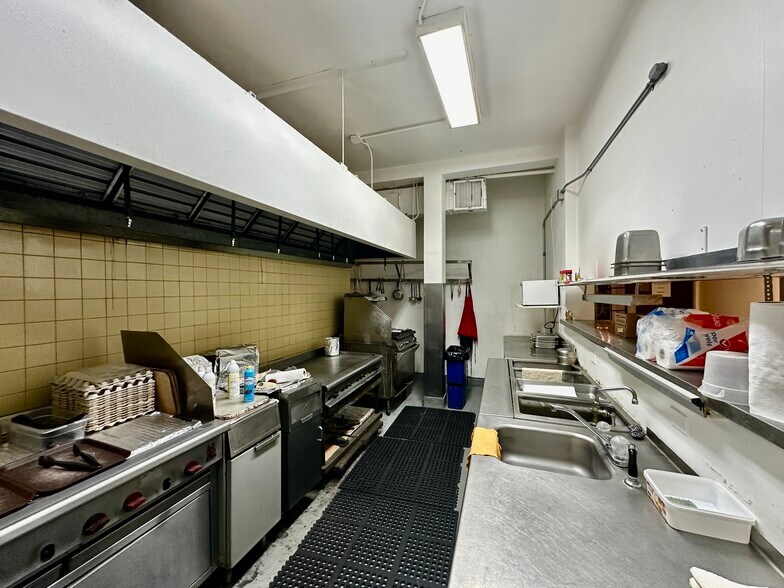 More Photos Of 925 1st Ave, Monte Vista Hotel For Sale