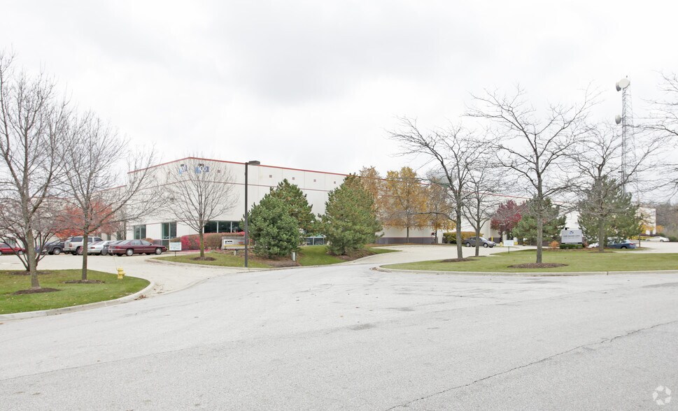 More Photos Of 90-100 W Lake Dr, Glendale Heights Warehouse For Lease