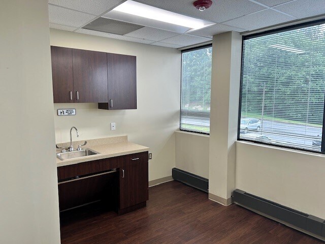 More Photos Of 8114 Sandpiper Cir, Nottingham Medical For Lease