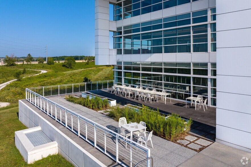 More Photos Of 1425 Discovery Pky, Wauwatosa Office For Sale