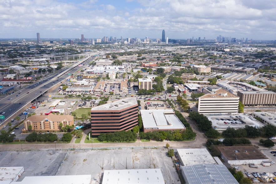 More Photos Of 6671 Southwest Fwy, Houston Office For Lease