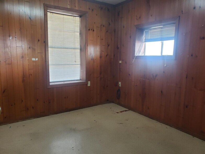 More Photos Of 1209 Bessemer Ave, Llano Light Distribution For Sale