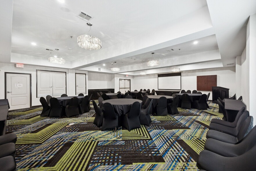 More Photos Of 8703 E R L Thornton Fwy, Dallas Hotel For Sale