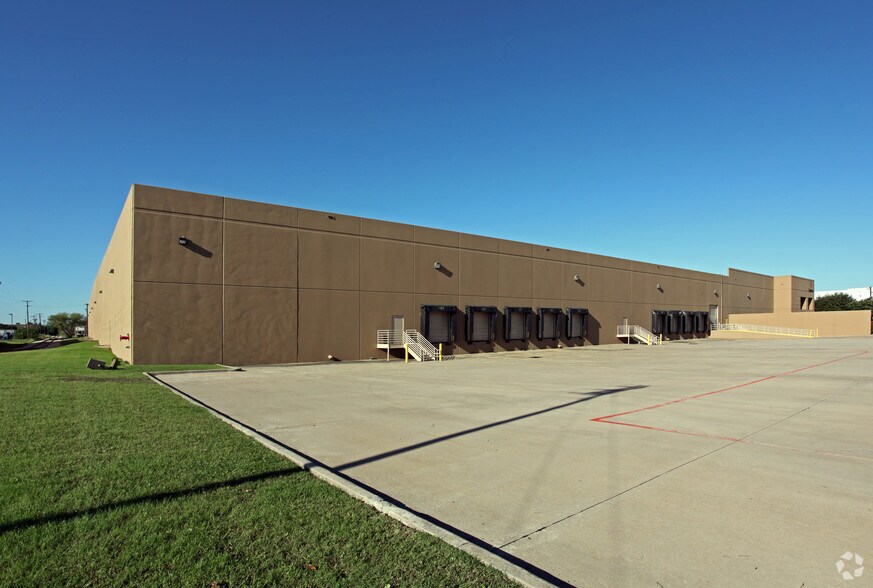 More Photos Of 2201 Luna Rd, Carrollton Warehouse For Lease
