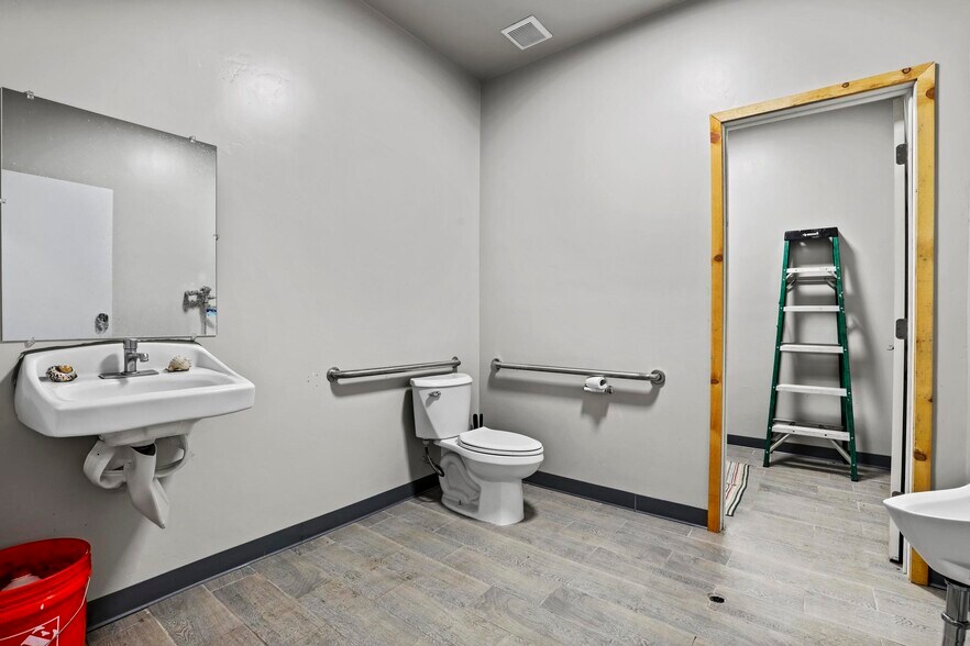 More Photos Of 104 W Phoenix St, Payson Industrial For Sale