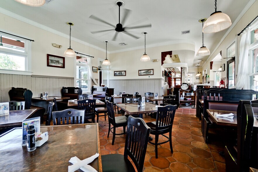 More Photos Of 1503 4th St, Sarasota Restaurant For Lease