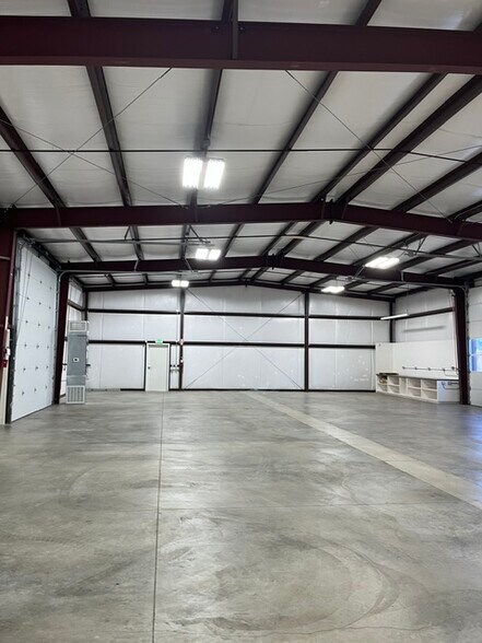 More Photos Of 325 Tech Way, Grants Pass Warehouse For Lease