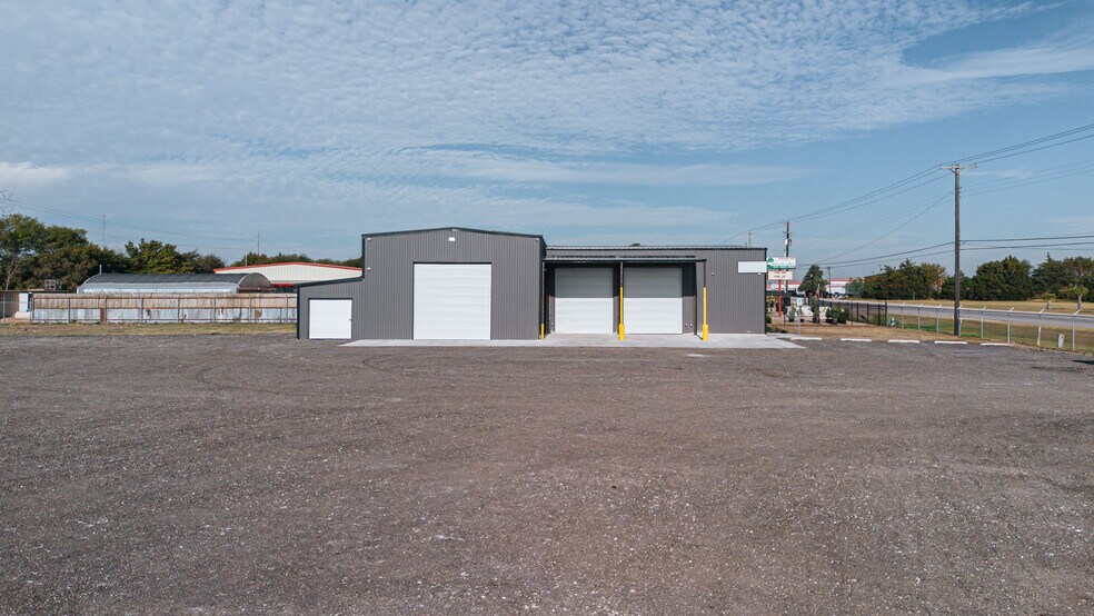 More Photos Of 2603 S Kaufman St, Ennis Industrial For Sale