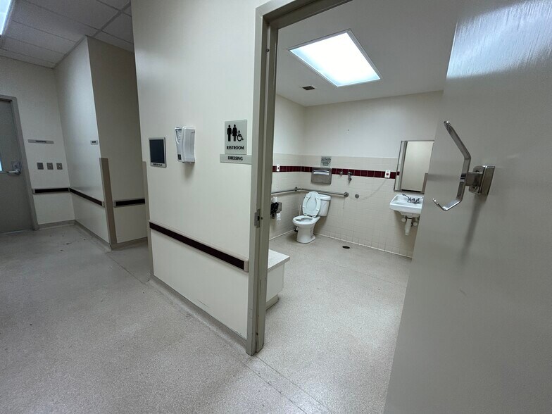 More Photos Of 213-221 Sterling Farm Dr, Jackson Medical For Lease