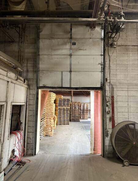 More Photos Of 764 Prairie St, Aurora Warehouse For Lease
