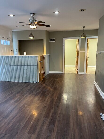 More Photos Of 2227-2231 W Belmont Ave, Chicago Veterinarian Kennel For Lease