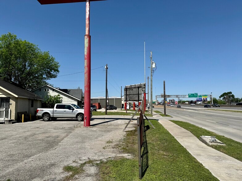 More Photos Of 5737 Burwell St, Houston Office Residential For Sale