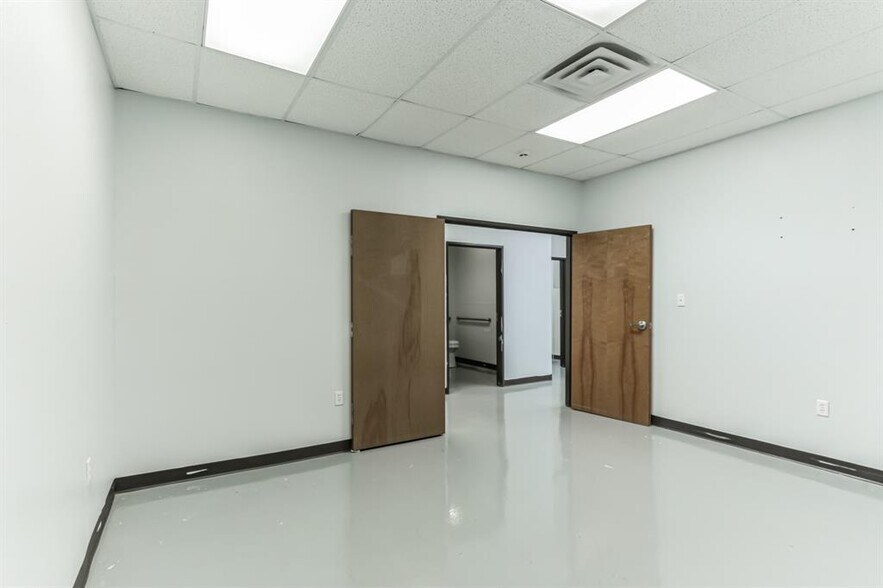 More Photos Of 425 Round Rock West Dr, Round Rock Light Distribution For Lease