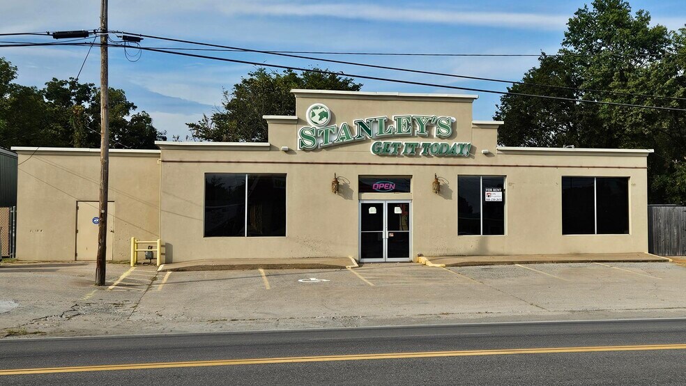 Primary Photo Of 606 W Cherokee St, Wagoner General Retail For Lease