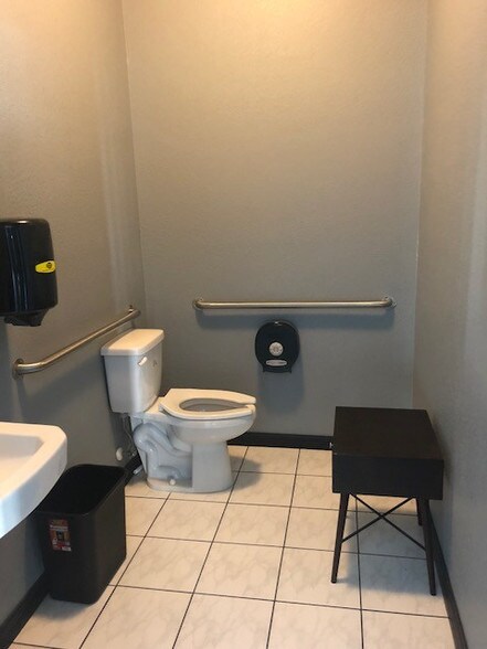 More Photos Of 13377 W Hillsborough Dr, Tampa Unknown For Lease