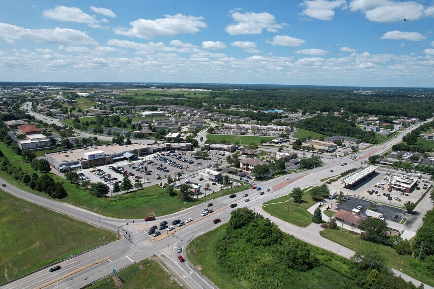 More Photos Of 917-937 NE Woods Chapel Rd, Lee's Summit Unknown For Lease