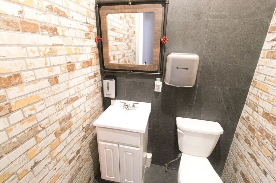 More Photos Of 78-92 Kingsland Ave, Brooklyn Flex For Sale