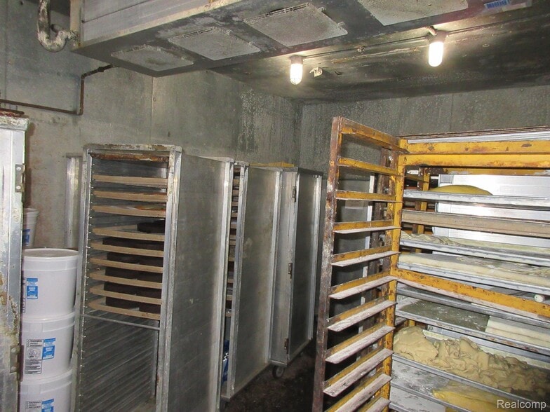 More Photos Of 19200 Kelly Rd, Detroit Restaurant For Sale