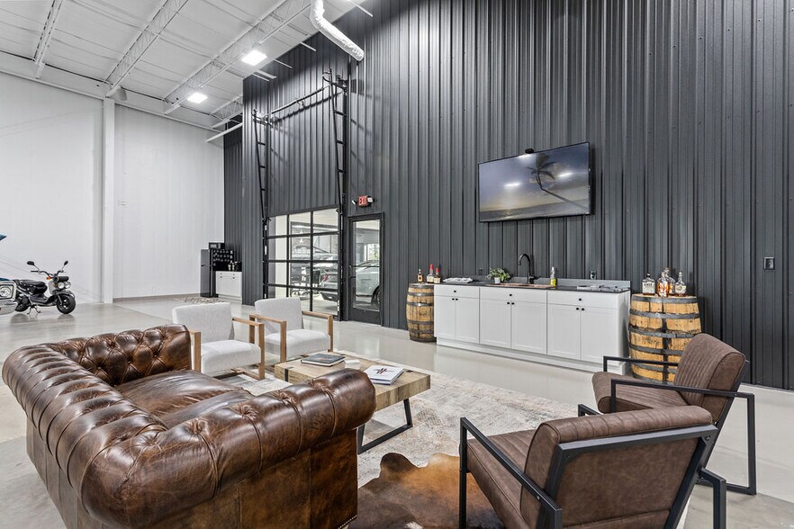 More Photos Of 3455 Centerpoint Dr, Grove City Warehouse For Lease