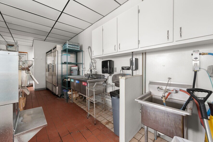More Photos Of 17 S Main St, Brooklyn Freestanding For Sale
