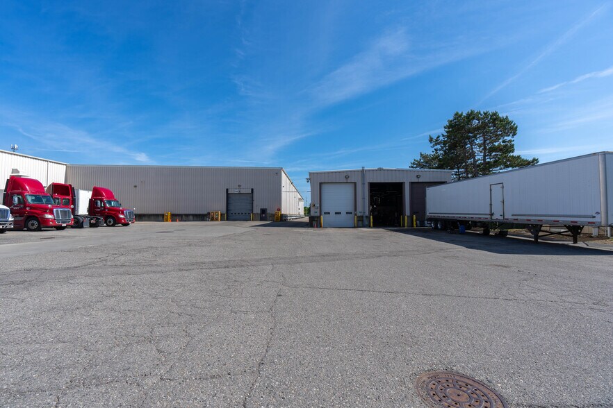 More Photos Of 5400 Perry Dr, Waterford Distribution For Lease