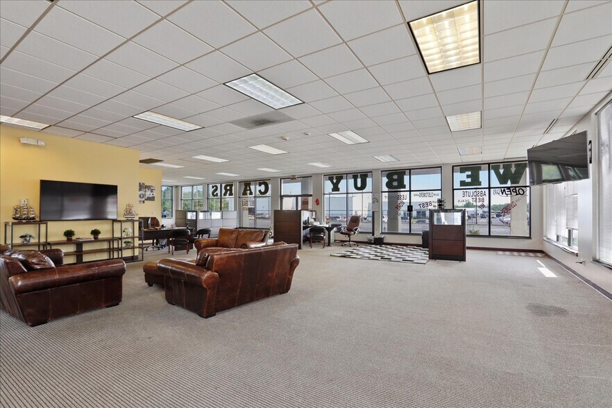 More Photos Of 1910 Moreland Blvd, Champaign Auto Dealership For Sale