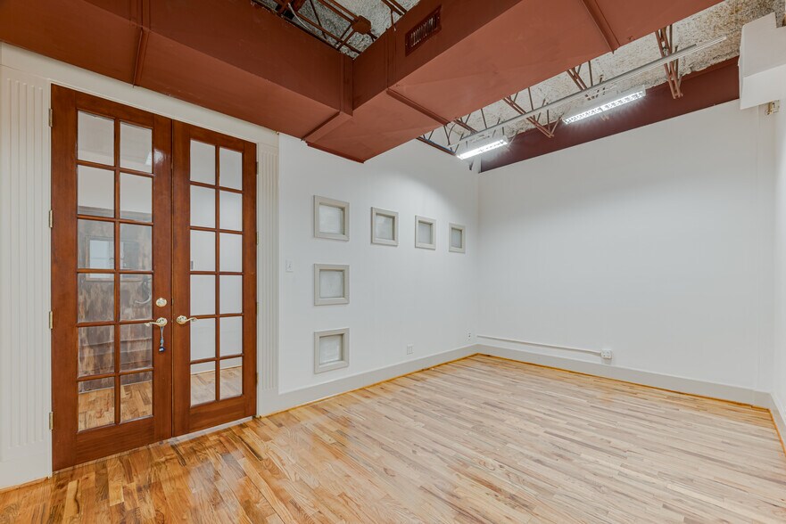 More Photos Of 1920 N Memorial Way, Houston Loft Creative Space For Lease