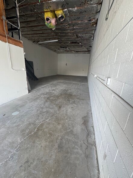 More Photos Of 16154-16160 Wyandotte St, Van Nuys Warehouse For Lease