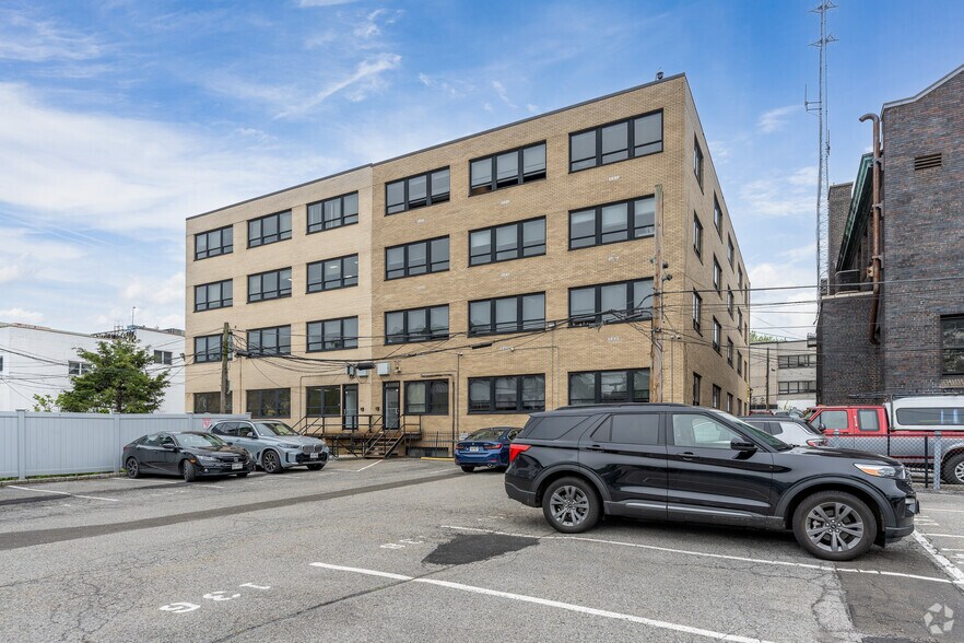 More Photos Of 235-237 Mamaroneck Ave, White Plains Office For Lease