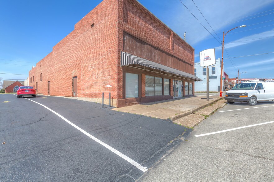 More Photos Of 204 S Broadway, Coweta Office For Sale