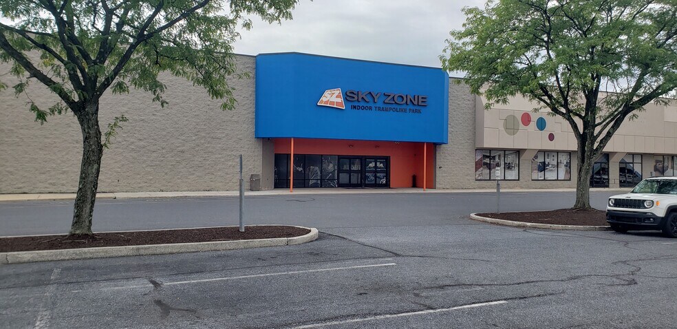 More Photos Of 105 Gateway Sq, Mechanicsburg Unknown For Lease