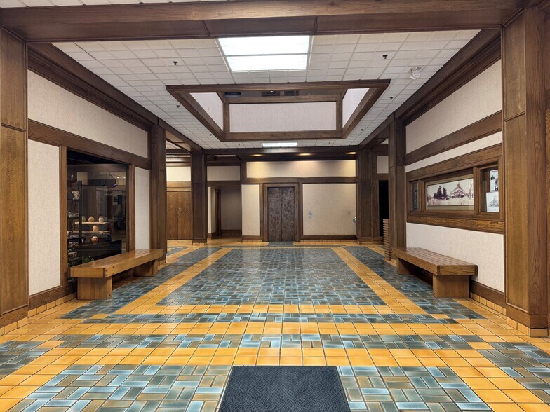 More Photos Of 100 E Park St, Olathe Office For Lease