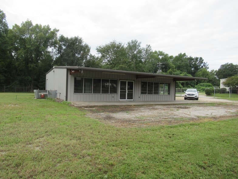 Primary Photo Of 220 SE Pike Rd, Sumter Garden Center For Lease