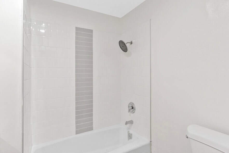 More Photos Of 511 E Washington Ave, Santa Ana Apartments For Sale