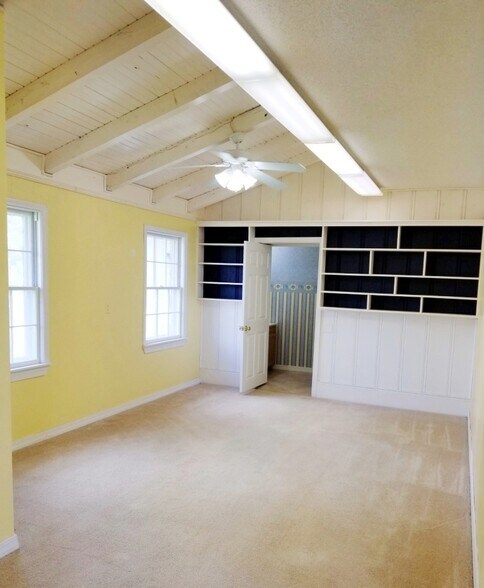 More Photos Of 250 Sunset Hills Dr, Sunrise Beach Storefront Retail Office For Sale