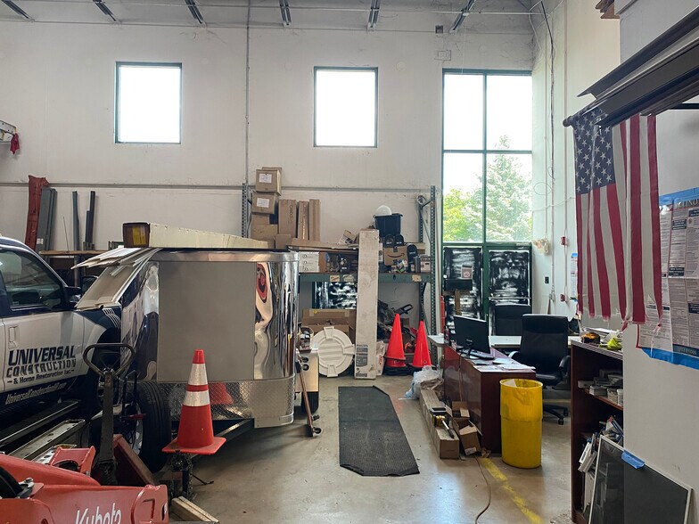 More Photos Of 2760 Beverly Dr, Aurora Warehouse For Lease