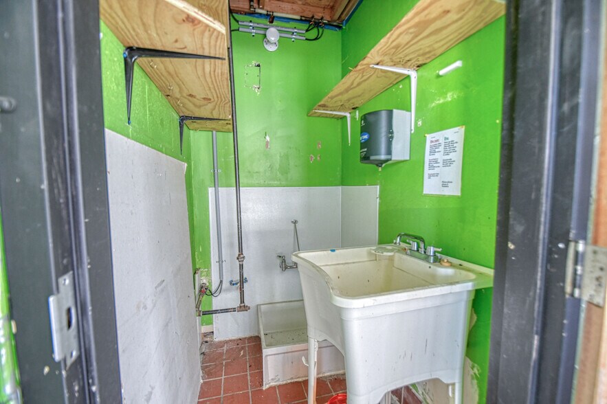 More Photos Of 1404 W Lindsey St, Norman Freestanding For Lease