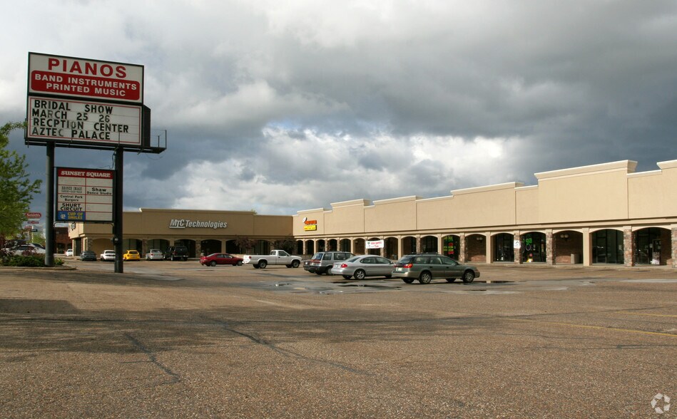 More Photos Of 2465 N Main St, Sunset Unknown For Lease