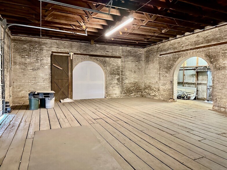 More Photos Of 200-232 W New Braunfels St, Seguin Warehouse For Lease