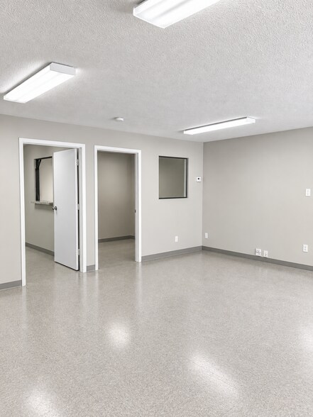 More Photos Of 913 Edwards Rd, Fort Pierce Warehouse For Lease