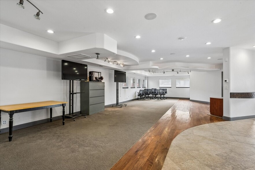 More Photos Of 1109 W Littleton Blvd, Littleton Office For Sale
