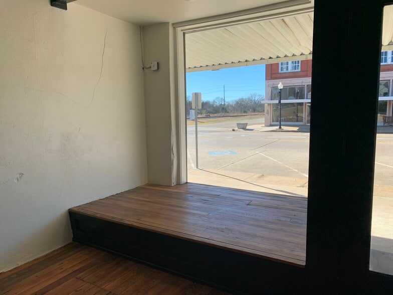 More Photos Of 106 N Main St, Grand Saline Storefront For Sale