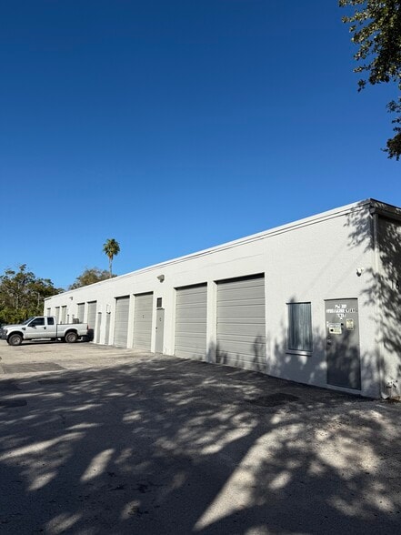 More Photos Of 1660 Tilley Ave, Clearwater Manufacturing For Lease