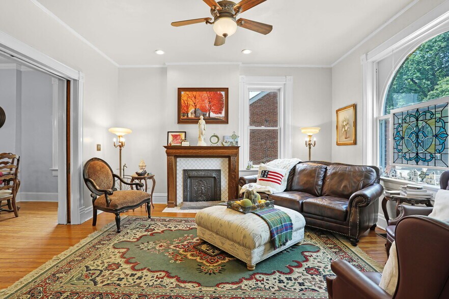 More Photos Of 504 W 5th St, Washington Hospitality For Sale
