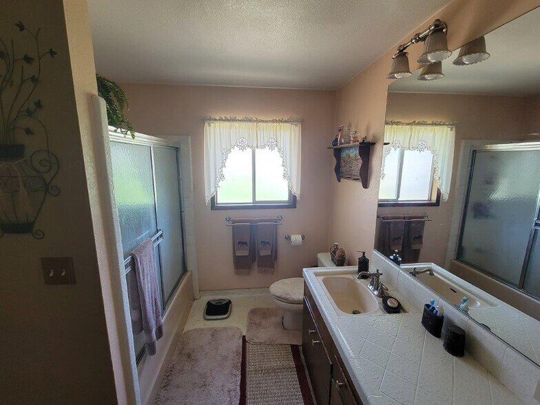 More Photos Of 41614 102nd St E, Palmdale Industrial For Lease