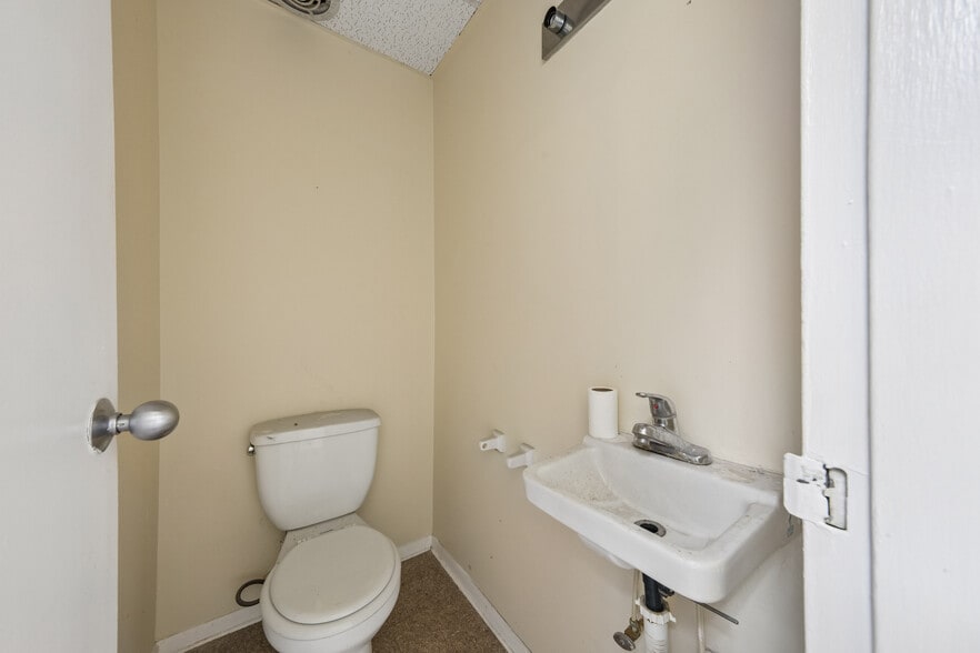 More Photos Of 175 Cedar Ln, Teaneck Medical For Sale